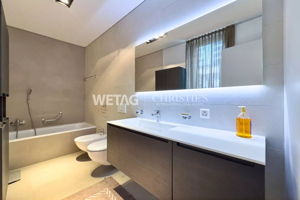 Modernes Badezimmer mit Wanne und Doppelwaschbecken