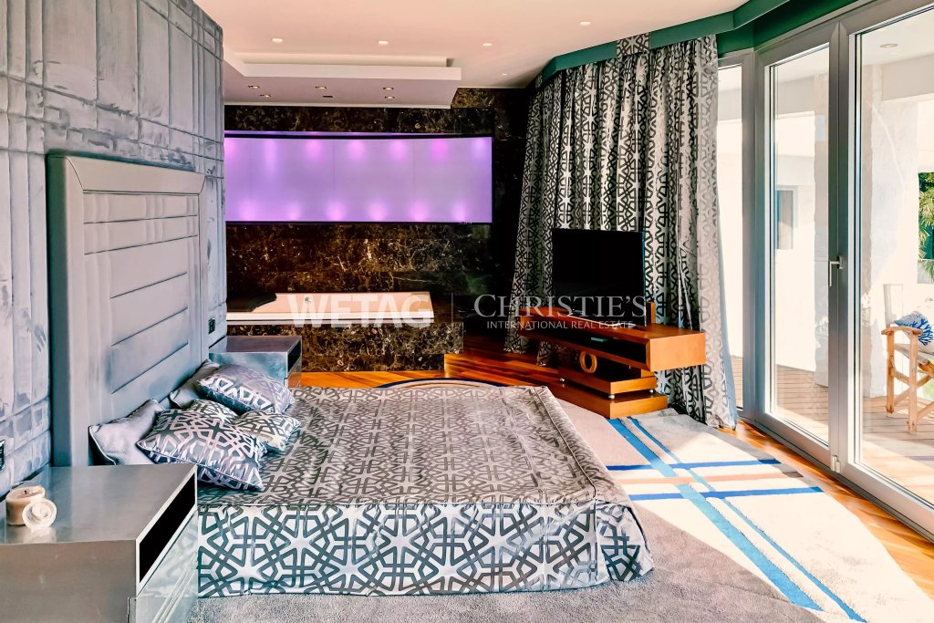 Modernes Schlafzimmer mit Terrasse und TV-Nische