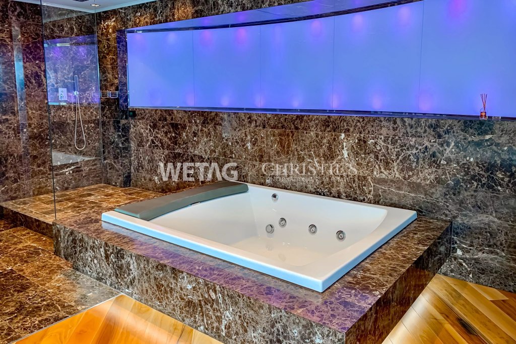 Luxuriöses Badezimmer mit Whirlpool und Marmorverkleidung