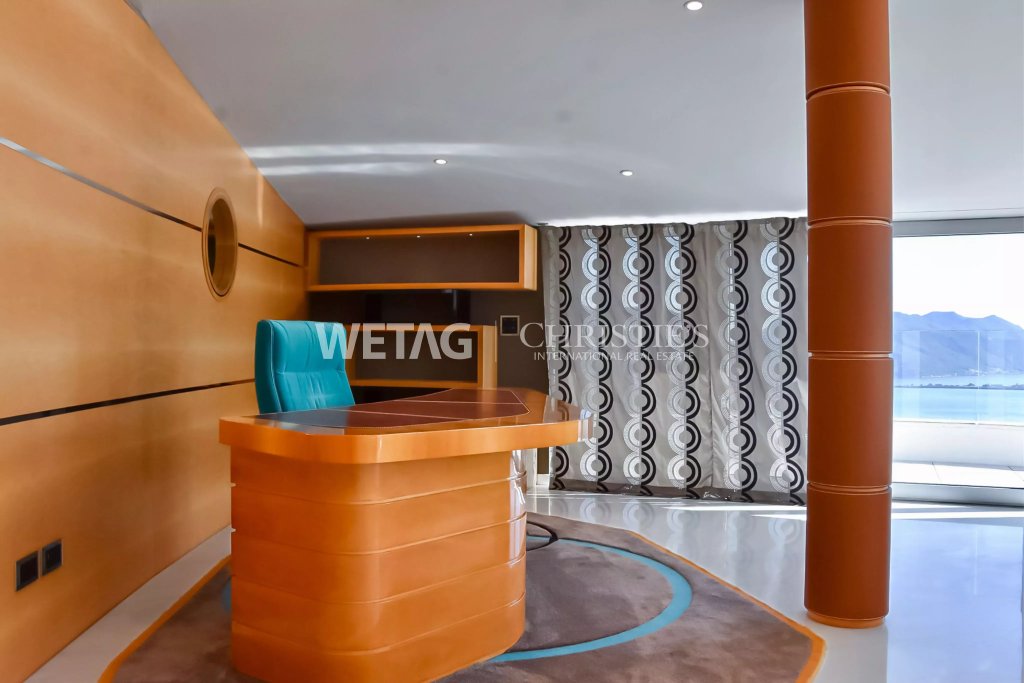 Modernes Büro mit Meerblick