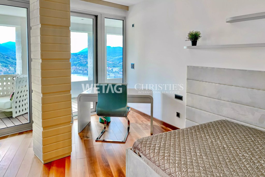 Modernes Schlafzimmer mit Aussicht und Schreibtisch
