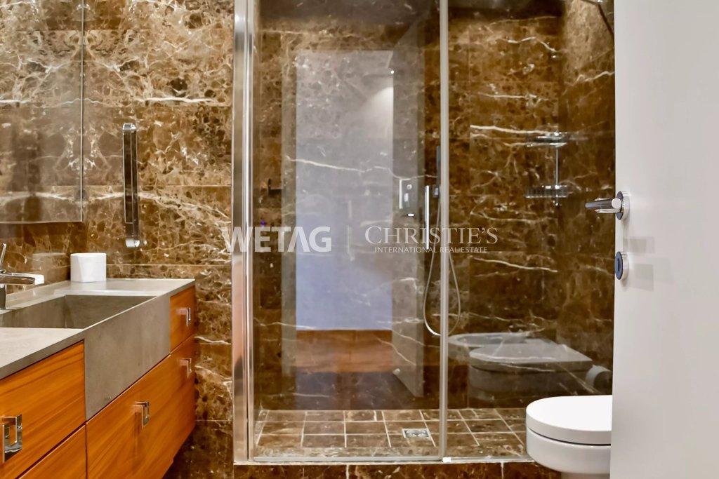 Luxuriöses Badezimmer mit Marmor und Glasdusche
