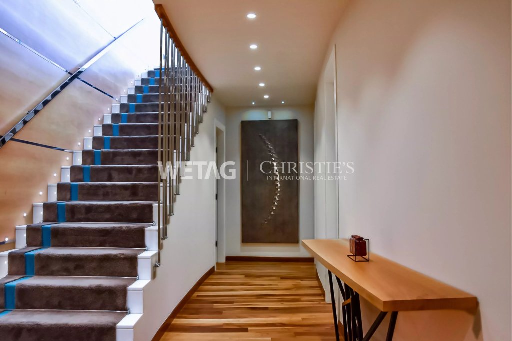 Eleganter Flur mit Treppe