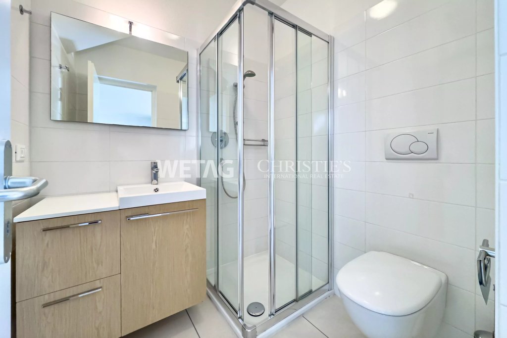 Modernes Badezimmer mit Duschkabine und wandhängendem WC