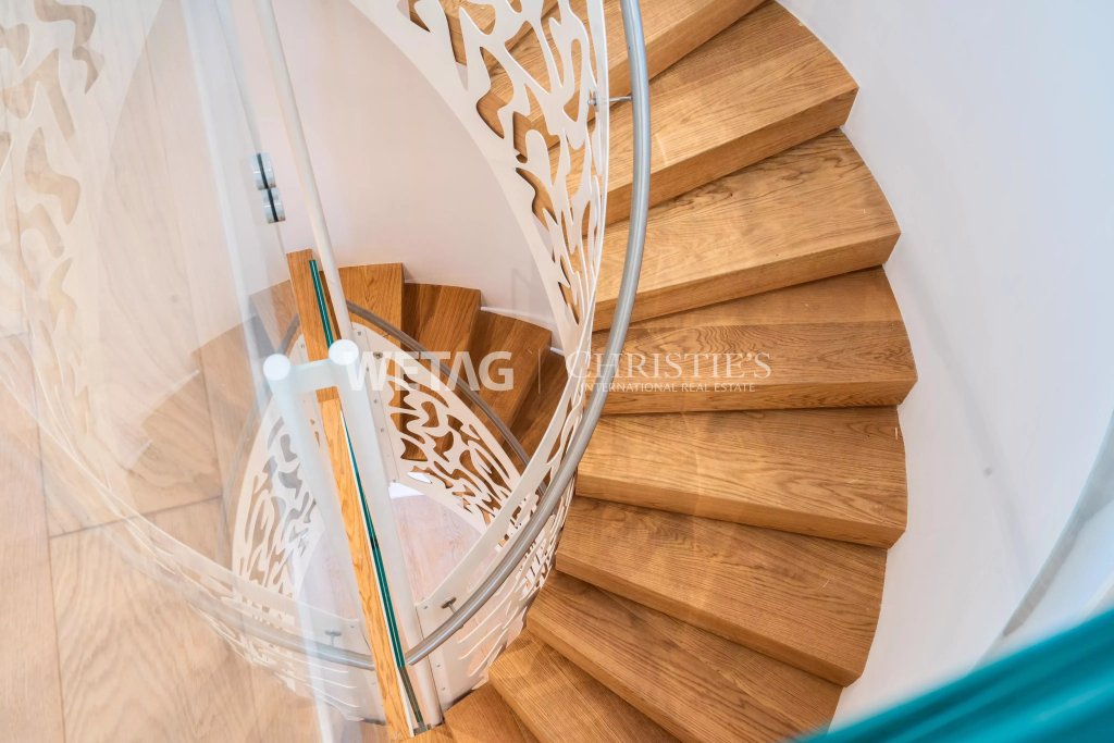 Spindeltreppe mit Holzstufen
