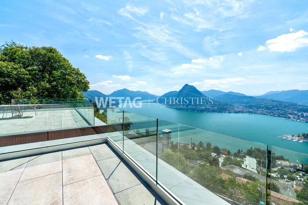 Seeblick von einer modernen Terrasse