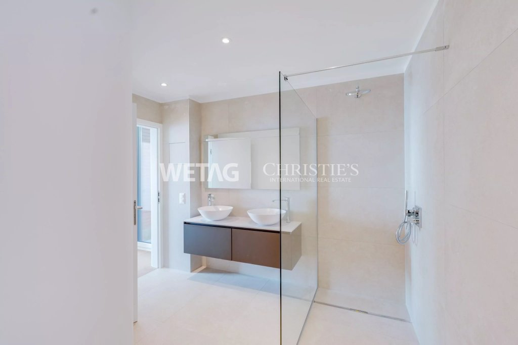 Modernes Badezimmer mit Doppelwaschtisch und Glasdusche