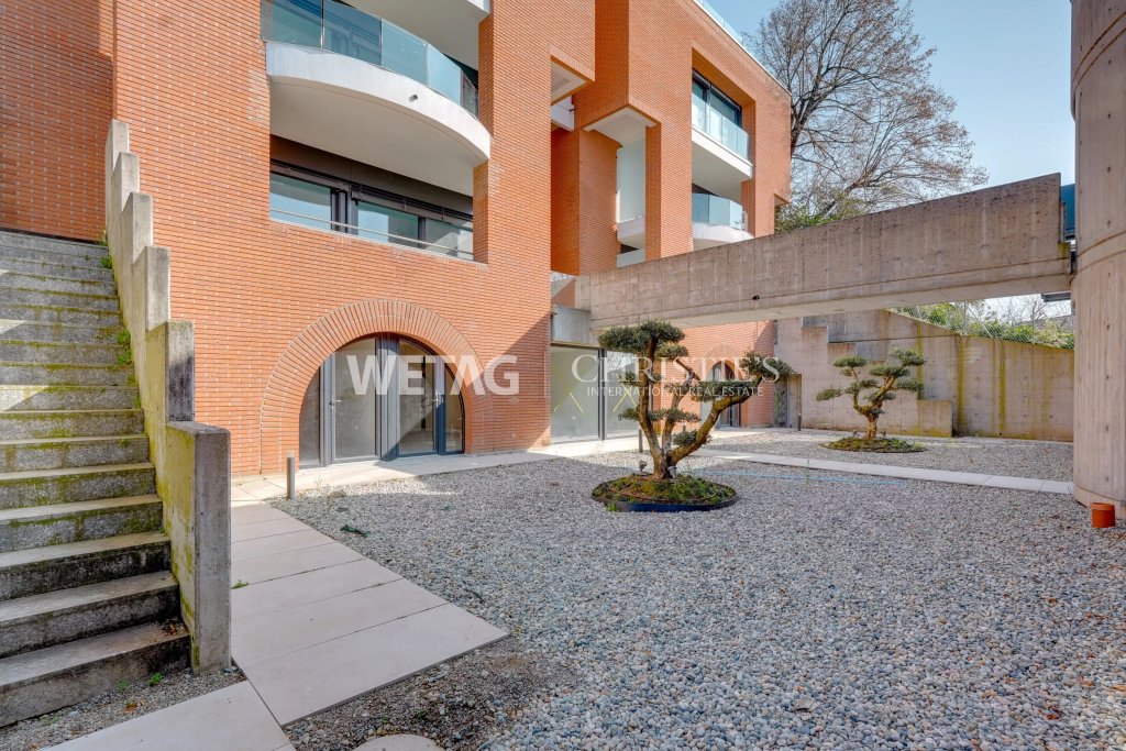 Moderner Innenhof mit Ziegelfassade
