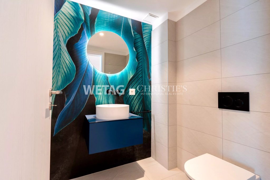 Modernes Gäste-WC mit auffälliger Wandgestaltung