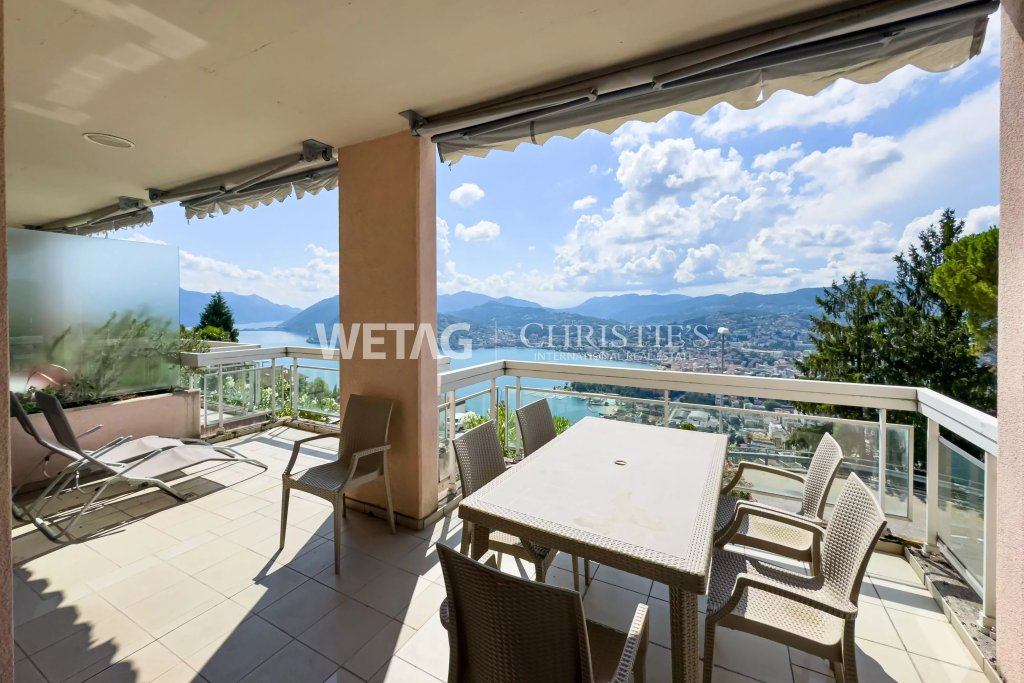 Überdachte Terrasse mit Panoramablick