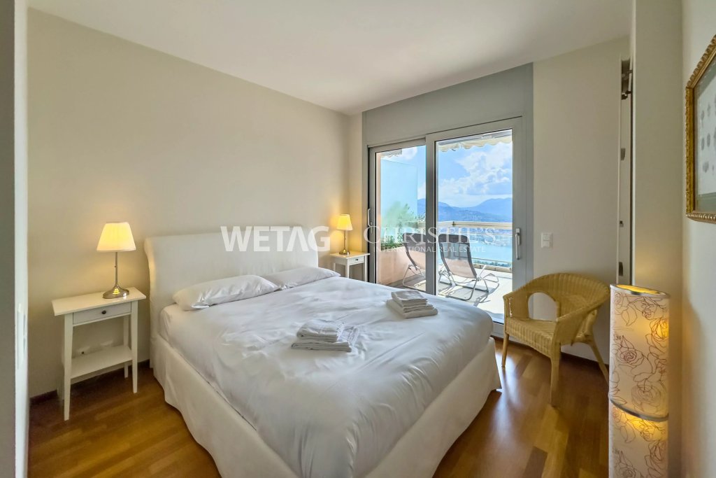 Helles Schlafzimmer mit Balkonblick