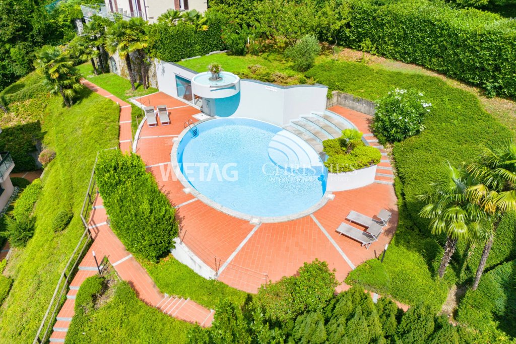 Außenansicht eines Pools mit Gartenanlage