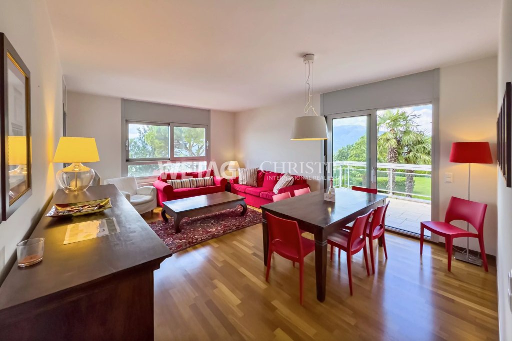 Helles Wohn- und Esszimmer mit Balkonblick