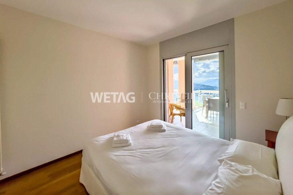 Schlafzimmer mit Balkon- und Meerblick