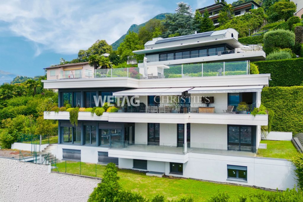 Luxuriöse moderne Villa mit Terrassen und Hanglage