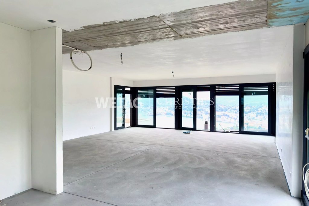Leerer Innenraum mit großer Fensterfront