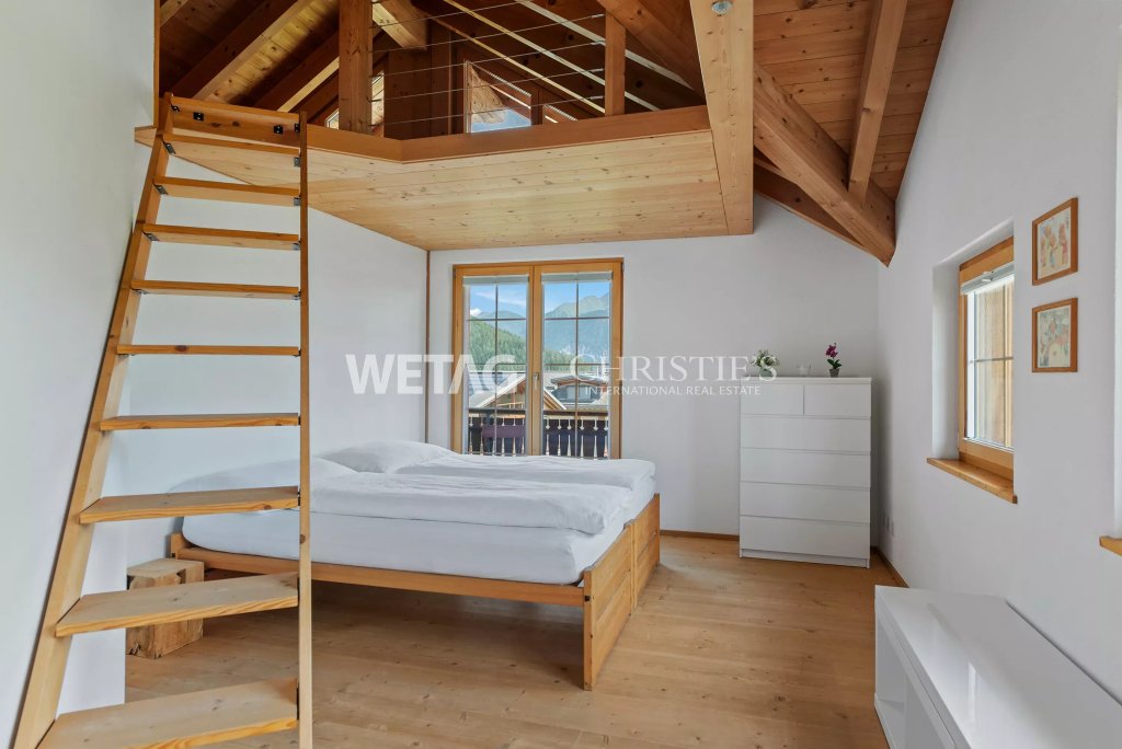 Gemütliches Dachgeschoss-Schlafzimmer mit Holzbalken
