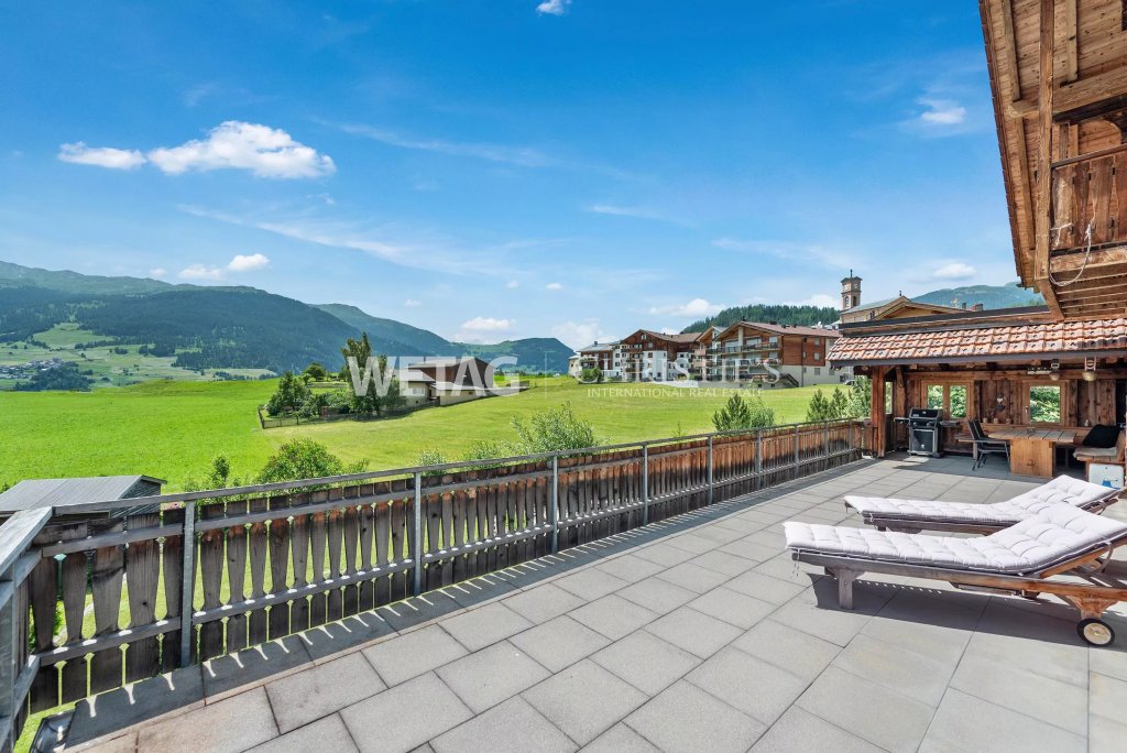 Balkonterrasse mit Bergpanorama