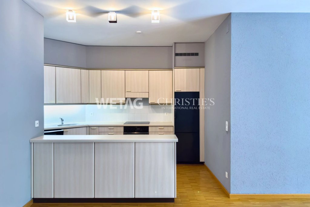 Moderne Küche mit heller Einbauzeile und Kochinsel