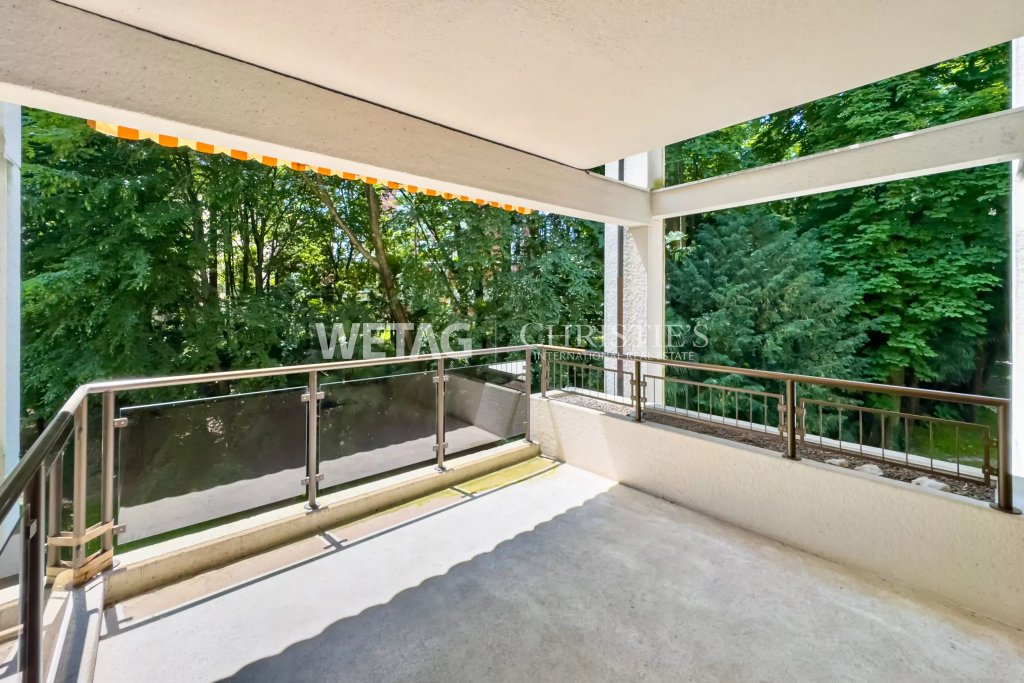 Überdachter Balkon mit Glasgeländer