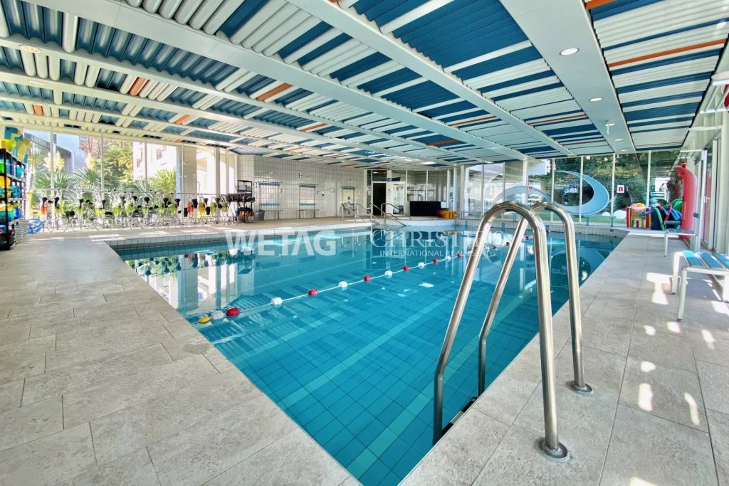 Überdachter Innenpool mit Loungebereich