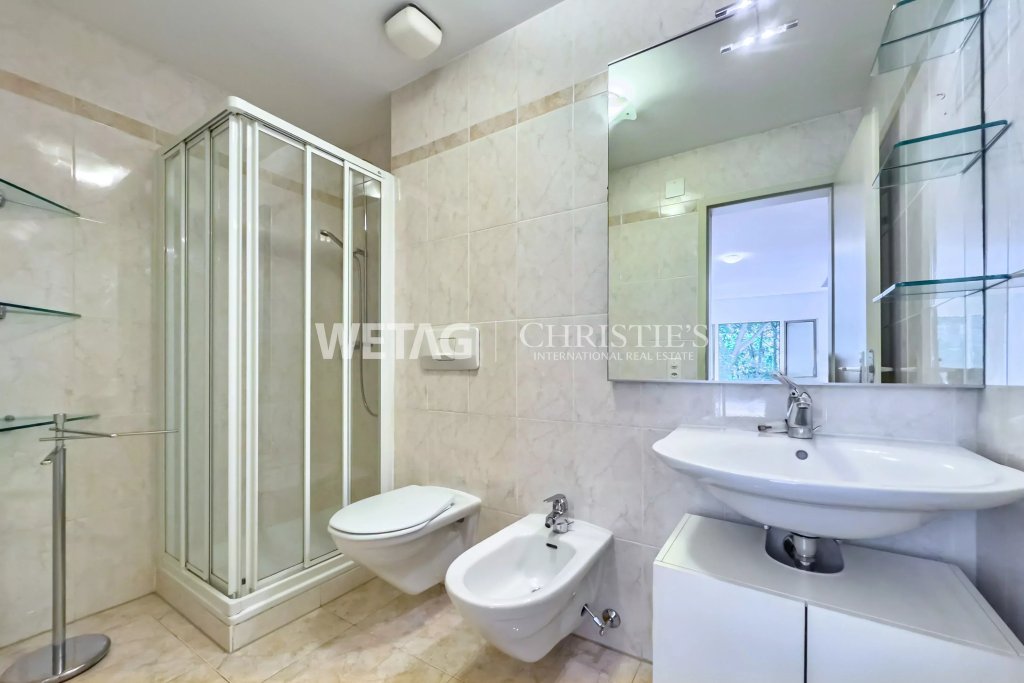 Helles Badezimmer mit Dusche und Doppelwaschplatz