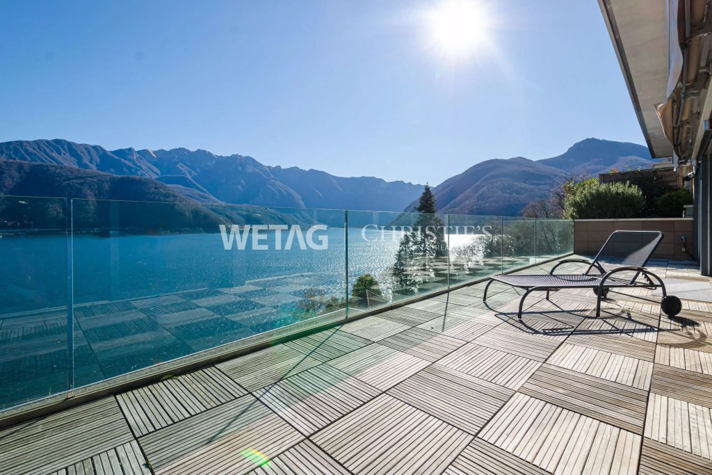 Seeterrasse mit Berg- und Seeblick