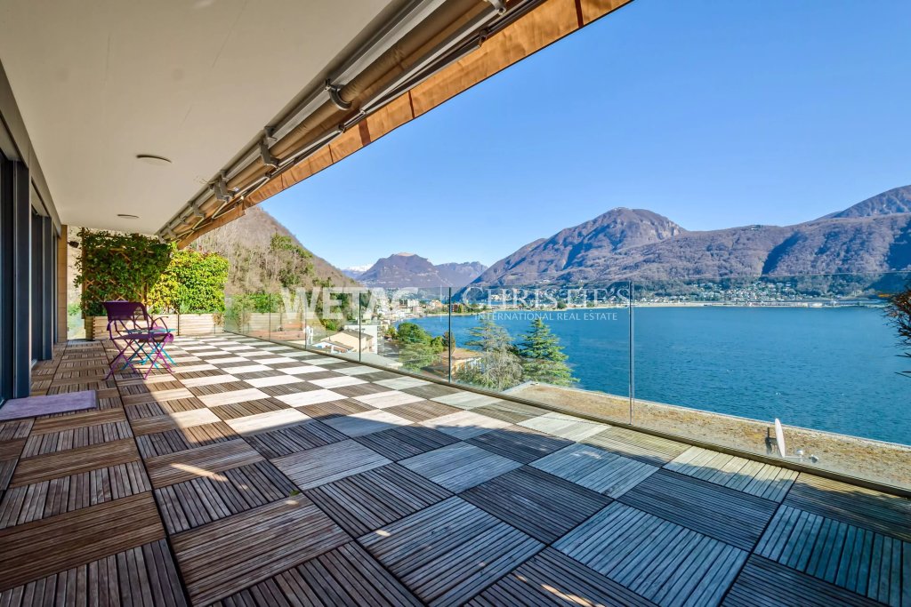 Luxuriöse Seeterrasse mit Panoramablick