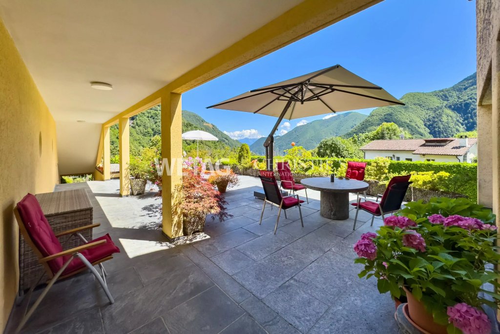 Überdachte Terrasse mit Bergblick