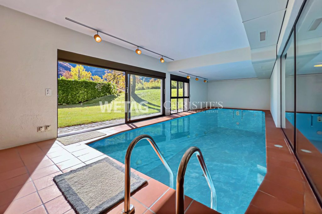 Innenpool mit Gartenzugang