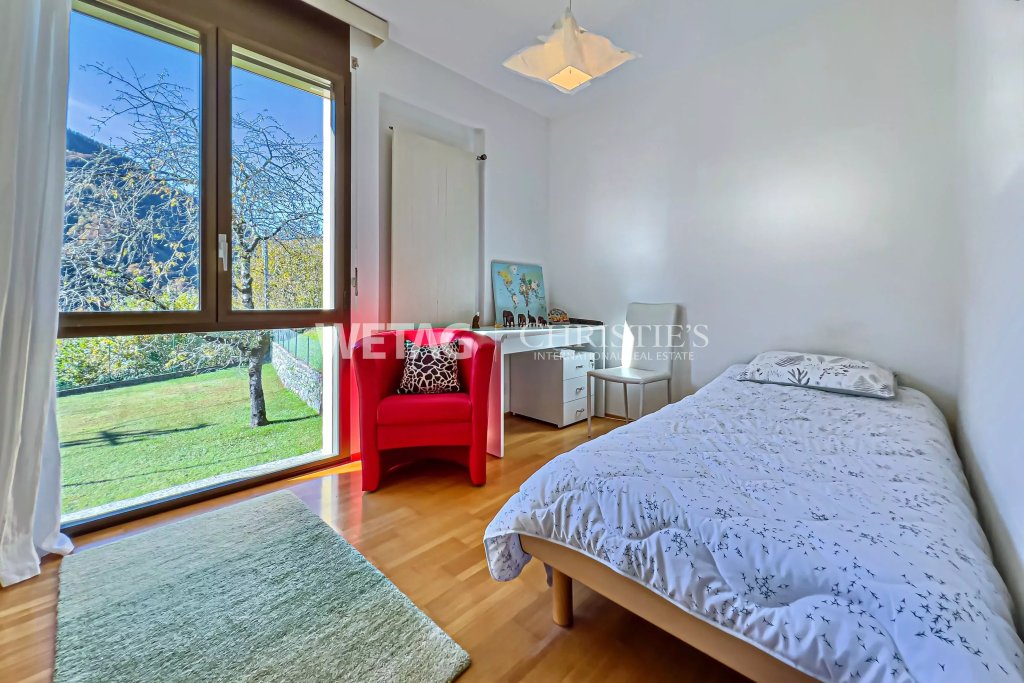 Helles Schlafzimmer mit Blick ins Grüne