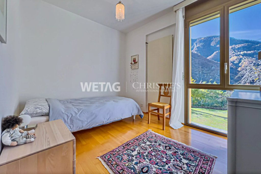 Helles Schlafzimmer mit Bergblick