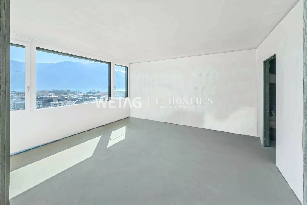 Leerer Raum mit Panoramablick und großer Fensterfront