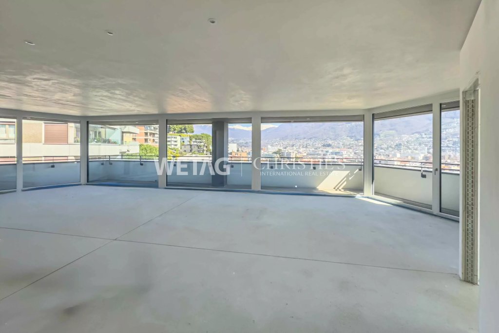 Großer leerer Wohnraum mit Panoramafenstern