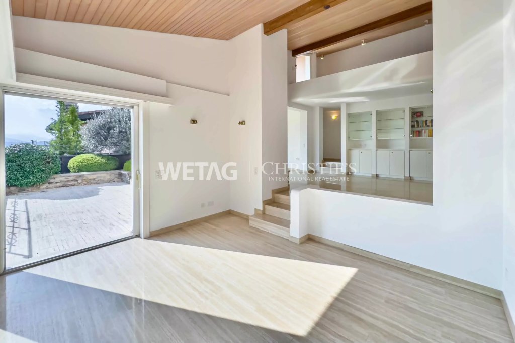 Heller Wohnraum mit Zugang zur Terrasse