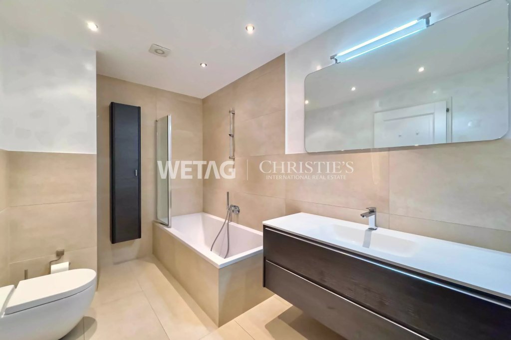 Modernes Badezimmer mit Wanne und Doppelwaschtisch