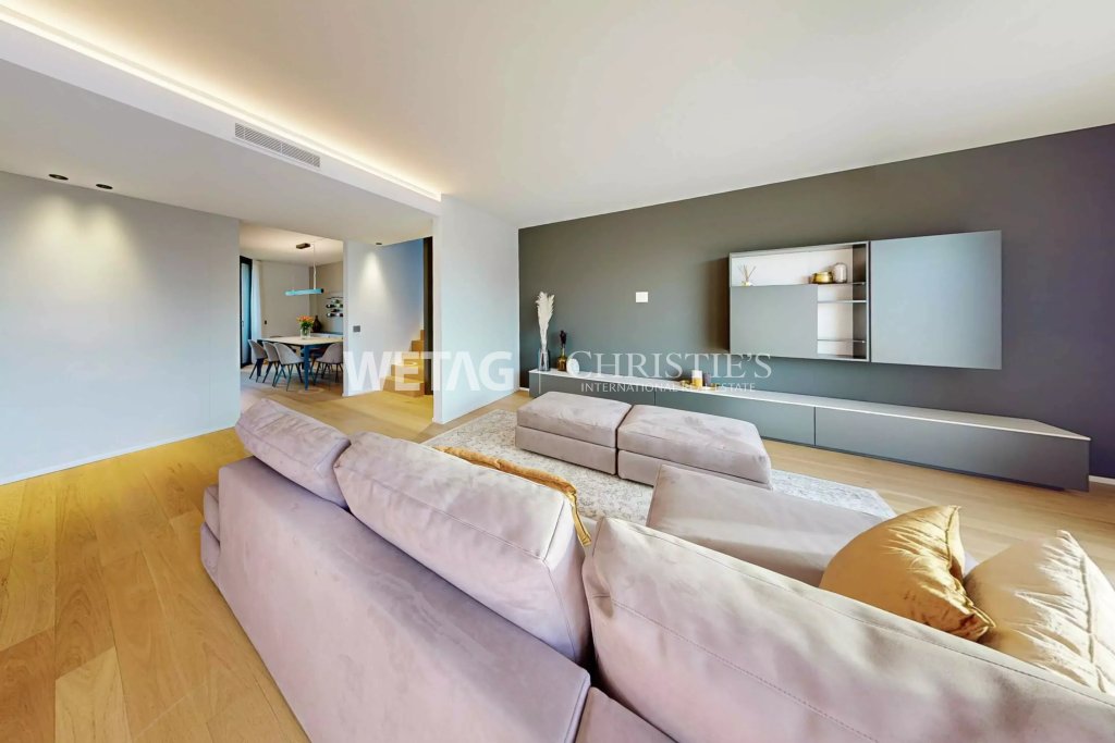 Modernes offenes Wohnzimmer mit Essbereich im Hintergrund