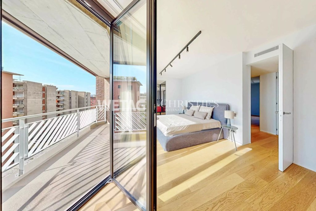 Schlafzimmer mit Balkon und Stadtblick