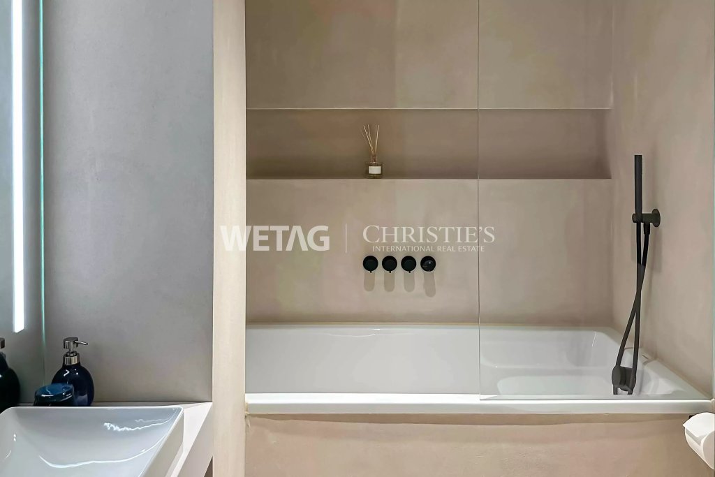 Modernes Badezimmer mit Badewanne und Waschtisch