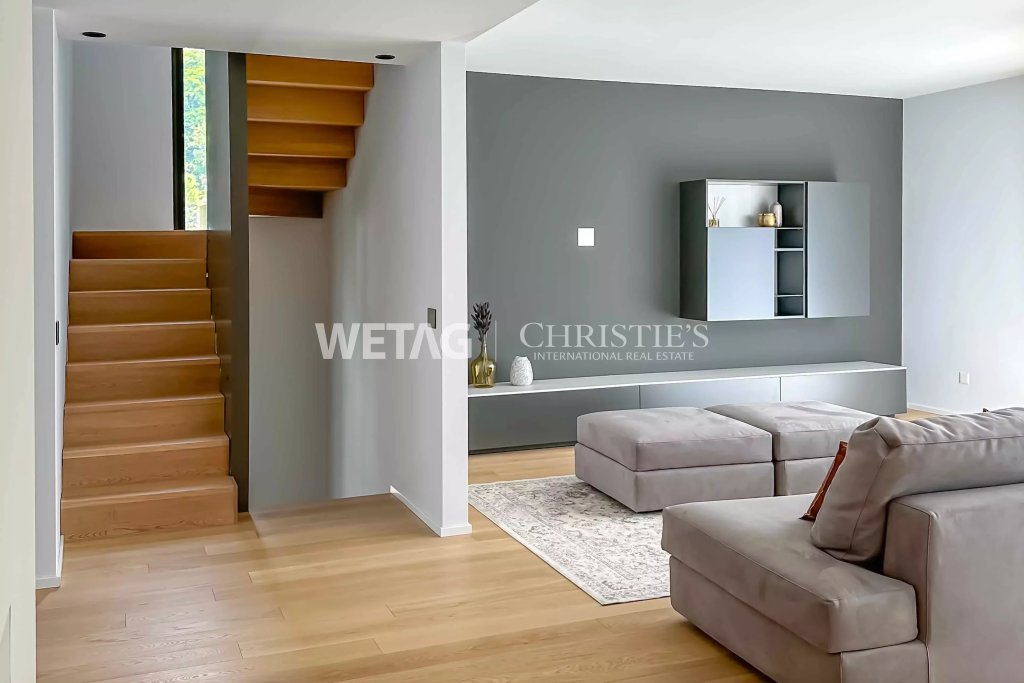 Modernes Wohn- und Treppenbereich mit Lounge-Ecke