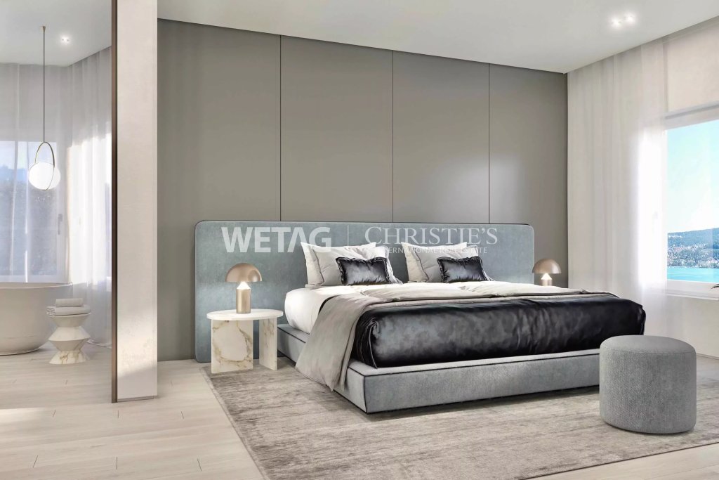 Modernes Schlafzimmer mit Design-Möbeln und Meerblick