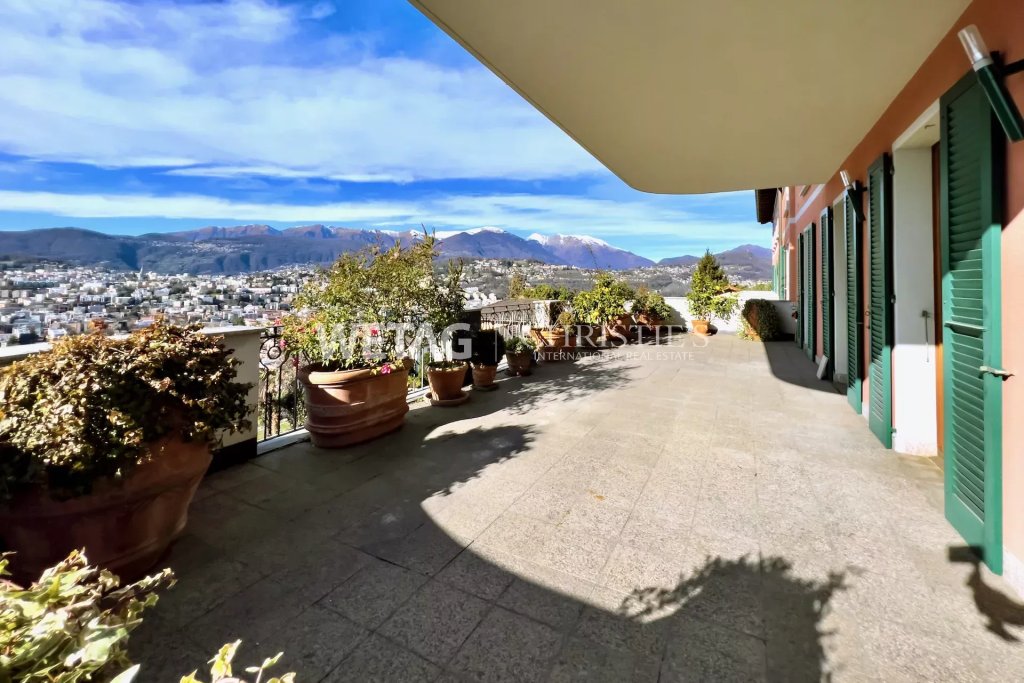 Terrasse mit Bergpanorama