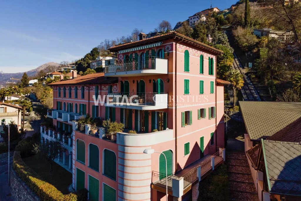 Farbige Villa in Hanglage