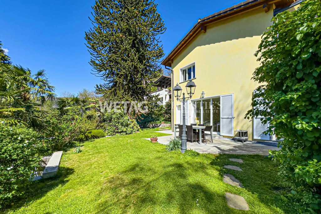 Gartenansicht mit Terrasse am Haus
