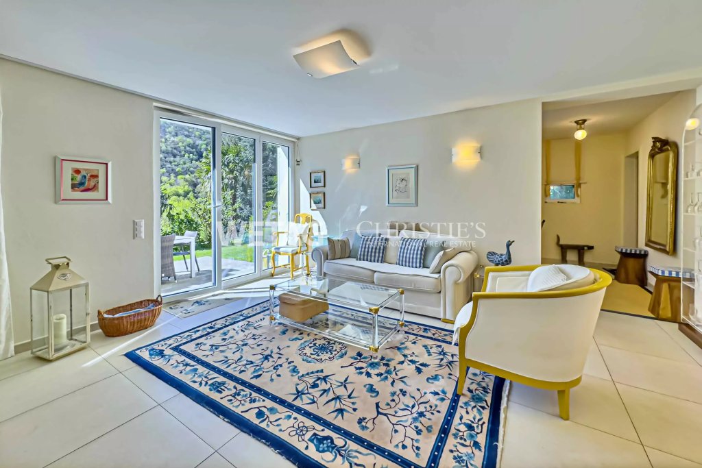 Helles Wohnzimmer mit Terrasse und Gartenblick