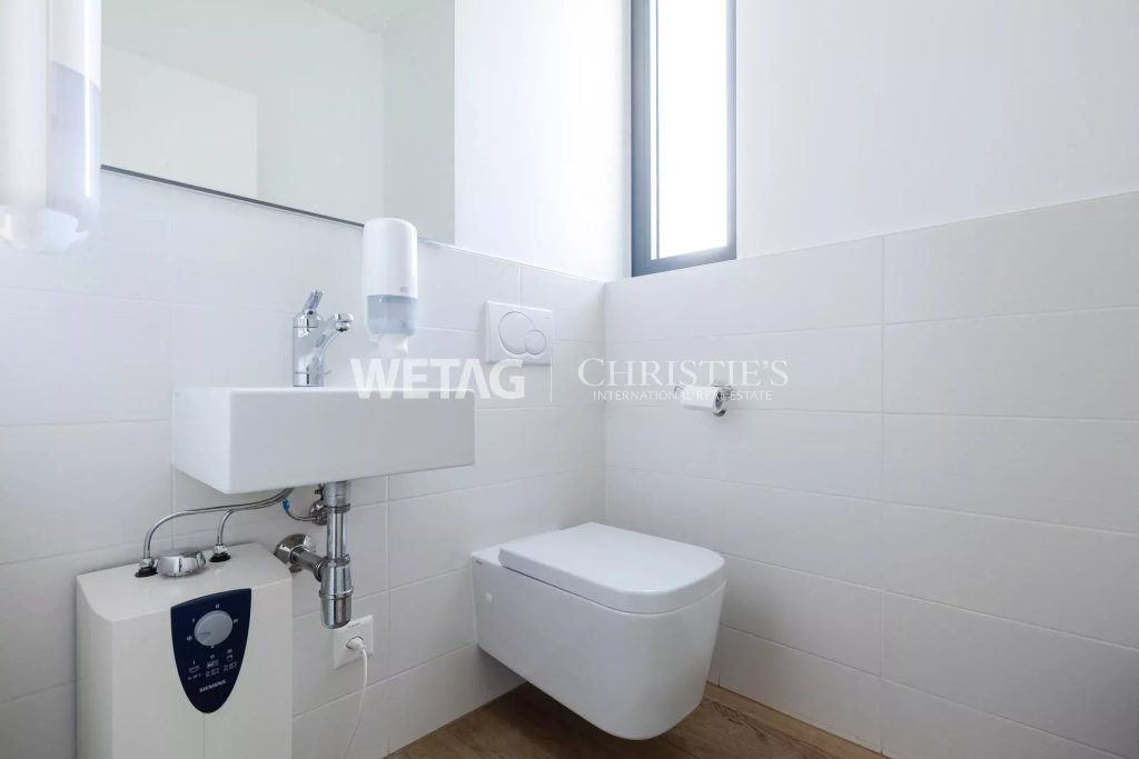 Modernes Gäste-WC mit Fenster