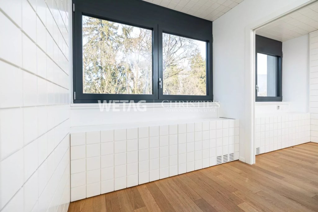 Helles Bad mit schwarzem Fensterrahmen