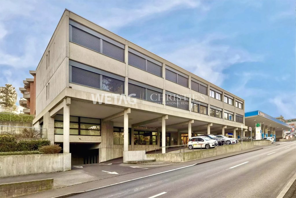 Gewerbegebäude an einer Straßenecke