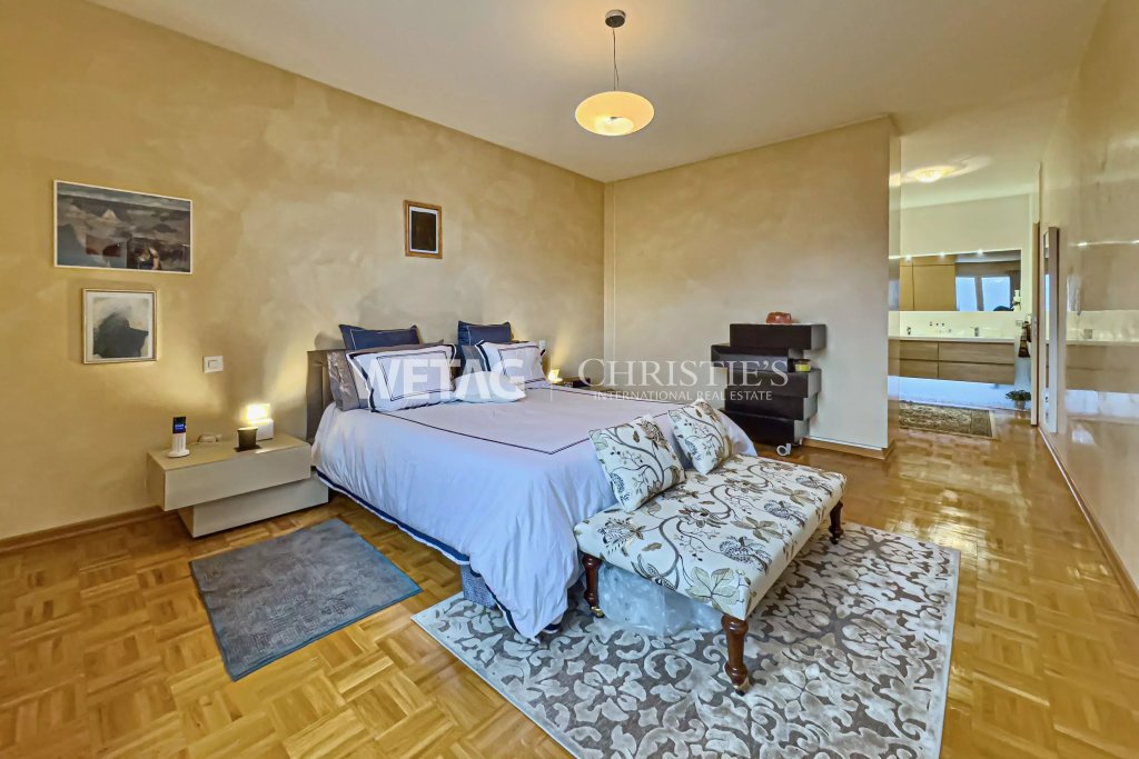 Schlafzimmer mit angrenzendem Bad