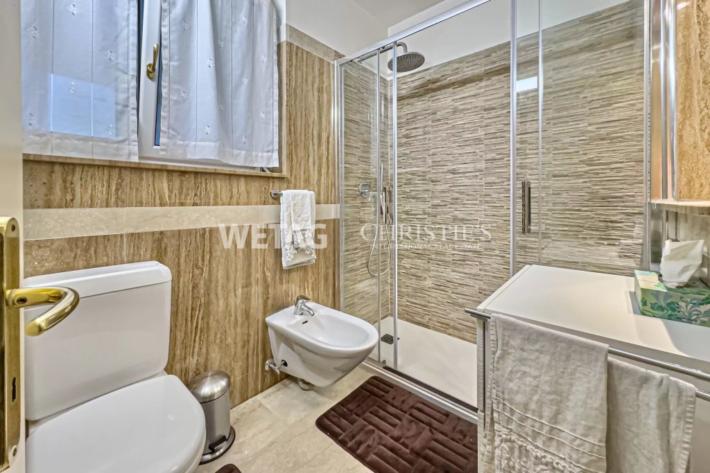 Modernes Badezimmer mit Dusche und WC